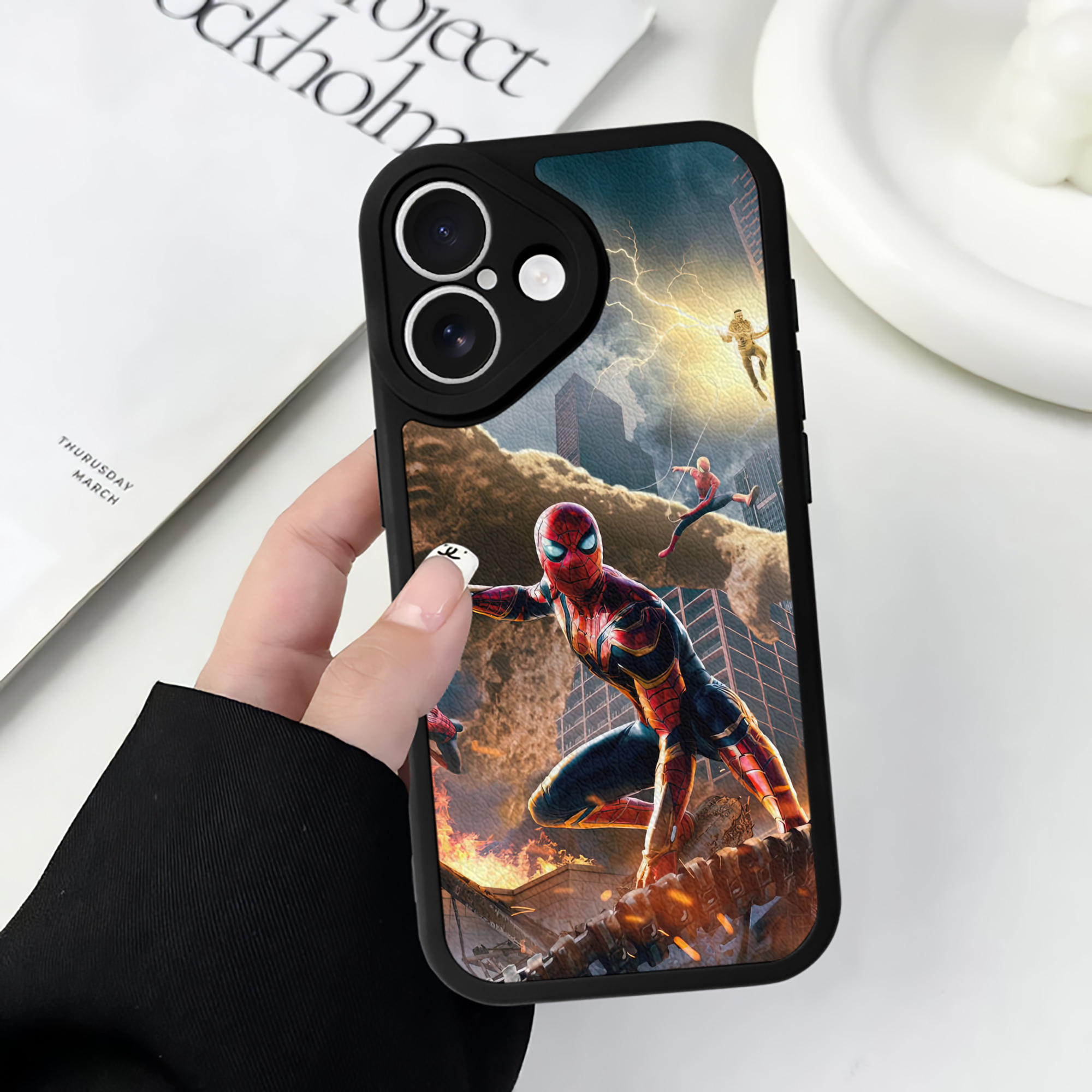 Spider Man スパイダーマン 【iPhone 16シリーズ対応】シリコンスマホケース（レザー調） 材質：シリコン